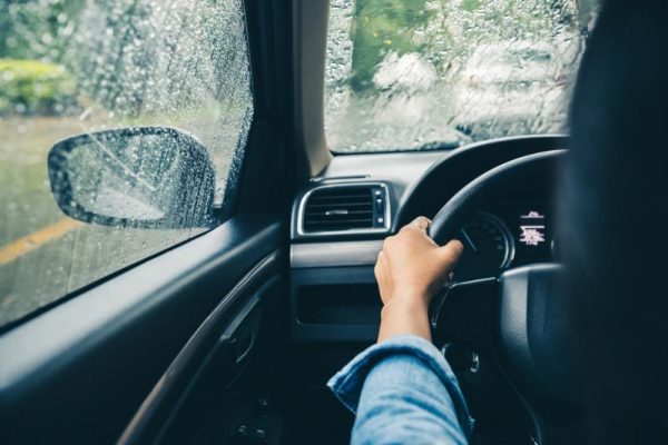 Những kinh nghiệm hữu ích giúp bạn lái xe an toàn khi trời mưa
