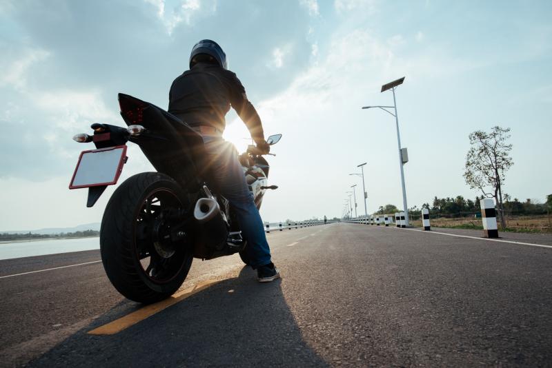 rider-motorbike-road-riding-having-fun-driving-empty-road-1 Biểu phí bảo hiểm bắt buộc Trách nhiệm dân sự của chủ xe cơ giới